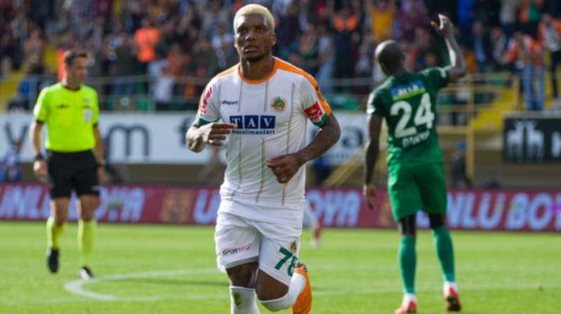 <p><b>TOPLANTI SONRASI YOUN MESA</b></p><p><br></p><p>Alanyaspor'dan eski rencileri Junior Fernandes ve Welinton' listesine yazan Yaln, kadrosunda grmek istedii dier oyuncularla ilgili raporlarn da hazrlam durumda. </p>