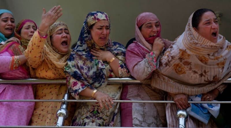 <p>Bölgede görev yapan paramiliter polis gücü sözcüsü Junaid Han, bir cami bahçesinden polise ateş açıldığını, bu çatışma sırasında Ahmed'in vurulduğunu belirtti.</p>