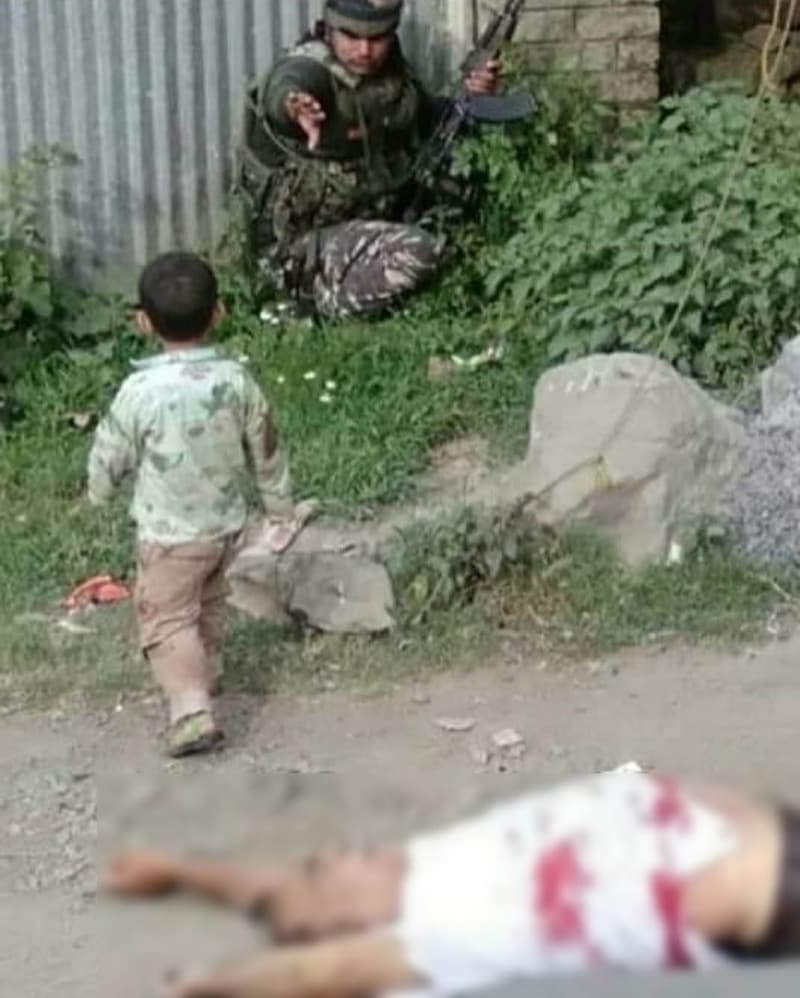 <p><b>- 'Dünyanın Keşmir'de yaşananlara sessiz kalmama zamanı çoktan geldi'</b></p><p><b><br></b></p><p>Twitter'da Hint güvenlik güçlerince öldürüldüğü iddia edilen Ahmed'in cesedinin üzerine oturmuş 3 yaşındaki torununun fotoğrafını paylaşan Pakistan Cumhurbaşkanı Arif Alvi, 'Modi'nin faşist Hindistan'ı, masum sivilleri Keşmir için özgürlük sloganları attığı için bile öldürüyor. Öldürülmüş dedesinin göğsü üzerine oturmuş 3 yaşındaki bu çocuğun ağıtı tüm dünya tarafından işitilmeli.' paylaşımında bulundu.</p>