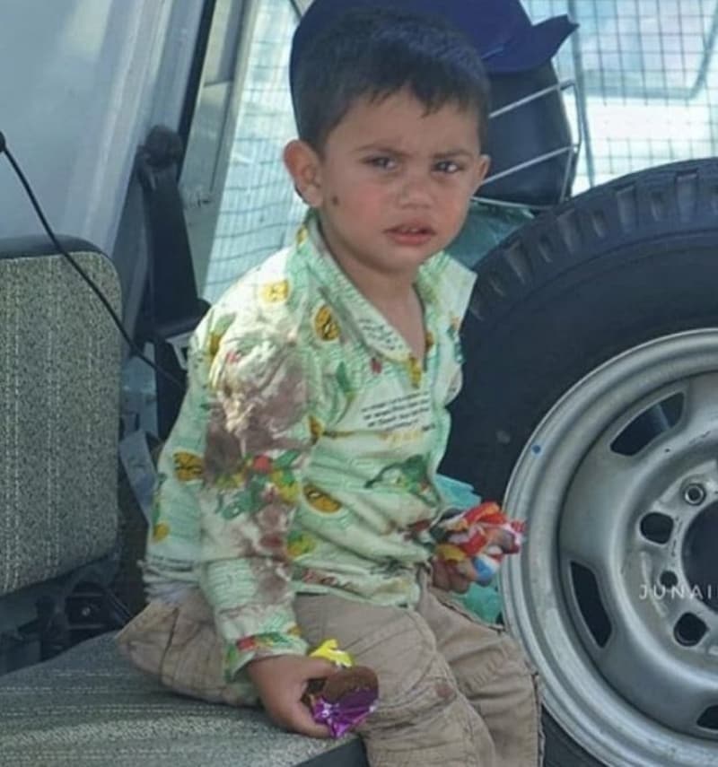 <p><b>- 'Sende empatiden zerre yok mu?'</b></p><p><b><br></b></p><p>Hindistan'da ise Ahmed'in güvenlik güçlerince değil teröristlerce öldürüldüğüne, torununun ise Hint güvenlik güçlerince bölgeden uzaklaştırıldığına ilişkin haberlere yer verildi.</p>