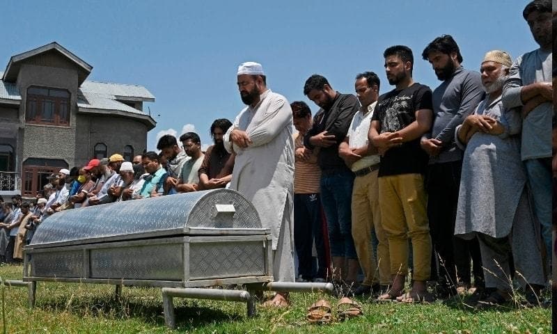 <p>Yönetmen Hansal Mehta ise 'Bu adam, iktidar partisinin sözcüsü olması gerekirken bir trollden fazlası değil.' ifadelerini kullandı.</p>