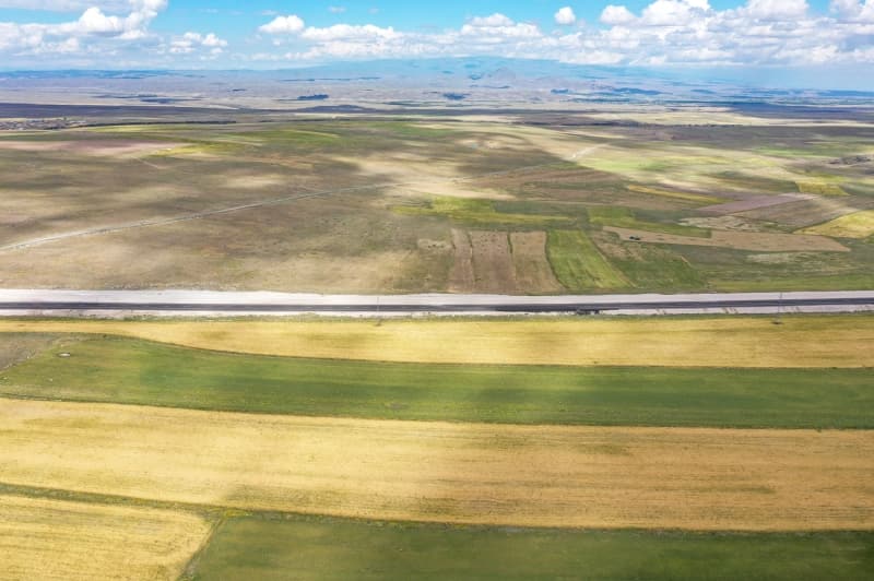<p>Bölgenin tahıl ihtiyacının büyük bölümünün karşılandığı kentlerden Kars ve Iğdır'da da özellikle yüksek rakımlı alanlardaki arazilere arpa ve buğday ekiliyor.</p>