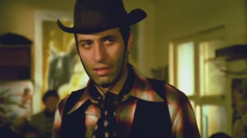 <p>Mezuniyet töreni sırasında, '4 yıllık üniversite maratonu sonunda bitti ama benimki biraz zor bitti. Ben 4 yıllık üniversite hayatını 27 yılda bitirdim.' diye konuşan ünlü sanatçı, daha sonra radyo, televizyon ve sinema bölümünde yüksek lisans yaptı ve 'Televizyon ve Sinemada Kemal Sunal Güldürüsü' başlıklı tez hazırladı. Sanatçının tezi, aynı adla 2005'te ailesi tarafından kitaplaştırıldı.</p>