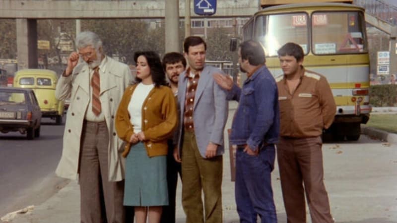 <p>Sanatçı, henüz tiyatro ve sinemaya adım atmadan önce elektrikçi çıraklığı yaptı, üniversite öğrenimi sırasında ve sonrasında ise Emayetaş Fabrikası'nda çalıştı.</p>