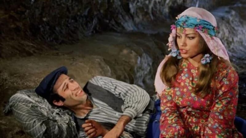 <p>Sanatçı, 1974'te Atıf Yılmaz'ın yönettiği 'Salako' filminin ardından 1975'te rol aldığı Zeki Ökten'in 'Hanzo' ve 'Şaşkın Damat' filmlerinde başrol oynadı. Türk sinemasının en parlak yıllarından biri olan 1975'te, Rıfat Ilgaz'ın eserinden Ertem Eğilmez'in beyaz perdeye uyarladığı 'Hababam Sınıfı'nda usta isimlerle birlikte rol alan Sunal, filmin ardından 'Şaban' ve 'İnek Şaban' lakaplarıyla tanınır oldu.</p>