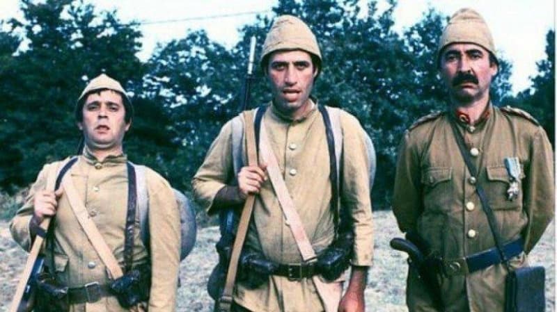 <p>Motivasyon filmleri olarak da adlandırılan Sunal'ın yer aldığı yapımlar ayrıca bir 'başarı öyküsü' özelliği taşır. Usta oyuncu, 'İnek Şaban' filminde bir karpuzcunun başarılı bir kaleci olup yükselmesini, 'Doktor Civanım' filminde bir hademenin doktor kılığında köylülerin gözünde büyümesini, 'Korkusuz Korkak' filminde Mülayim'in sıradan bir memurken mahallenin gözünde kahraman olmasını, 'Salako' filminde saf bir köylünün iyi niyetli bir eşkıyaya dönüşmesini, 'Bekçiler Kralı' filminde sıradan bir bekçinin, mahallelinin dertlerine çare bularak halkın umudu haline gelmesi, 'Yüz Numaralı Adam' filminde ise yine fakir bir karakterin reklam yıldızı olmasını canlandırdı.</p>