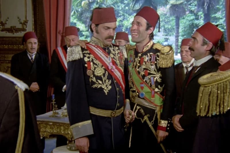 <p>Dar gelirli bir ailenin çocuğu olarak zorlu şartlar altında çocukluk ve gençlik dönemini geçiren Kemal Sunal, bir röportajında 'İşte o yokluklar, Kemal Sunal'ı yarattı.' ifadelerini kullanmıştı.</p>