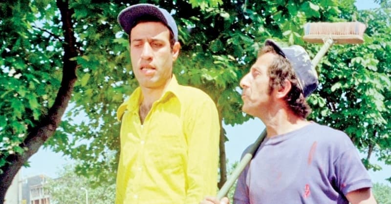 <p>Başarıya giden yolun disiplinden geçtiğine inanan, işinde her zaman titiz ve tertipli olduğunu söyleyen Kemal Sunal, canlandırdığı rollerde genellikle halkın içinden bir halk kahramanını canlandırarak dikkati çekti.</p>