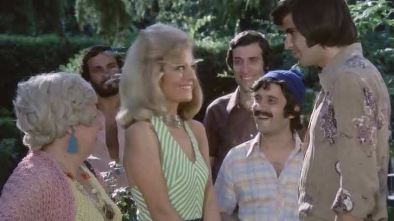 <p>Aynı zamanda canlandırdığı her karakterle seyircilerin yüzünü güldürmeyi başaran ve halk tarafından fazlasıyla benimsenen Kemal Sunal'ın oynadığı filmlerin genelinde, Türk halkının geleneklerinden, adetlerinden, inanışlarından örnekler öne çıktı.</p>