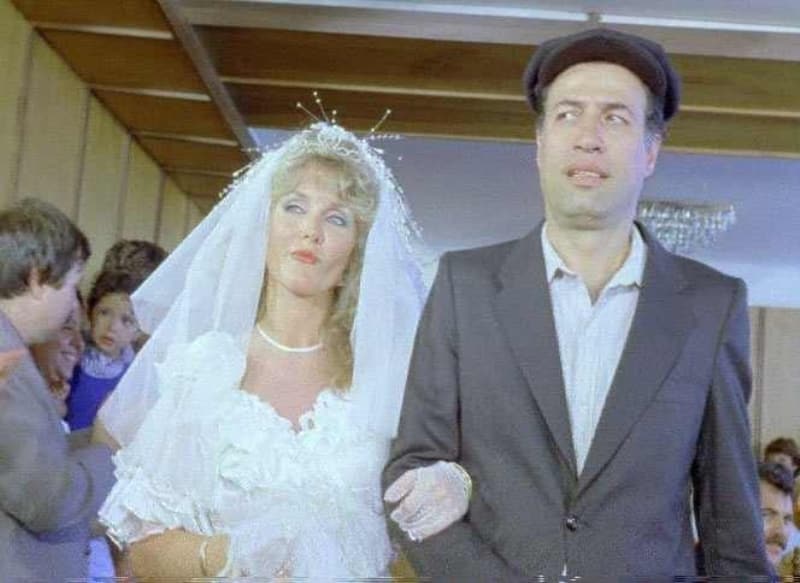 <p>Pendik Tiyatrosu'nun maddi sorunlar nedeniyle kapanması sonrası, idol olarak gördüğü ve 4 yıl kaldığı Ulvi Uraz'ın tiyatrosuna geçen Sunal, ardından da Aksaray Küçük Opera'da, Ayfer Feray Tiyatrosu ve Devekuşu Kabare Tiyatrosu'nda sahneye çıktı.</p>