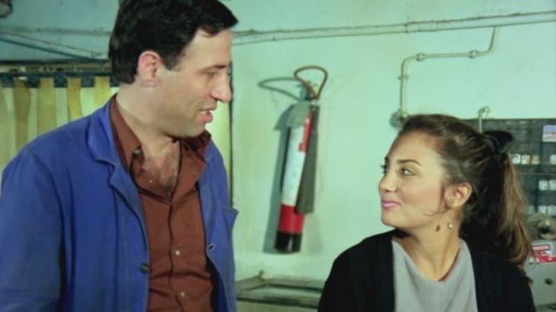 <p>Usta oyuncu, Devekuşu Kabare'de oynadığı 'Dün Bugün' adlı oyunu izleyen Münir Özkul'u performansıyla etkileyince, Özkul, ünlü yönetmen Ertem Eğilmez'e, 'Bak Ertem, bu çocuğa dikkat et. Bunda iş var.' diyerek, Eğilmez ile Sunal'ın tanışmasını sağladı.</p>