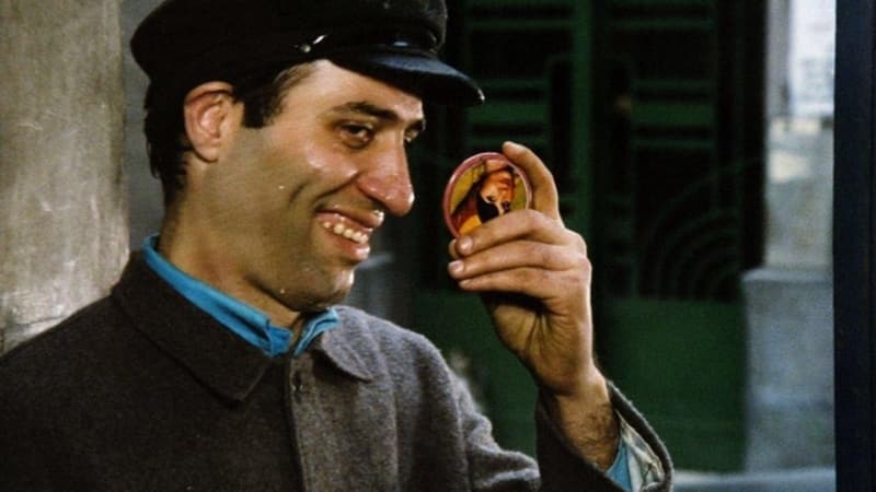 <p>'Saygılar Bizden', 'Şaban Askerde', 'Şaban ile Şirin' ve 'Bay Kamber' olmak üzere 1993-1996 yılları arasında toplam 4 dizide de oynayan Sunal, Türk sinemasında 'İnek Şaban' tiplemesi olmak üzere canlandırdığı iyi, saf adam rolleriyle her yaştan izleyicinin beğenisini kazandı. İnsanları güldürürken düşündürmeyi de başaran sanatçı, filmlerinde öğretmenden bekçiye, kapıcıdan çöpçüye kadar birçok karaktere girerek, her dönem seyirciler tarafından ilgi gördü.</p>