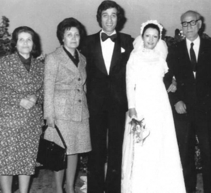 <p>Devekuşu Tiyatrosu'nun Ankara turnesi sırasında Gül Sunal ile tanışan ve 1975'te evlenen başarılı oyuncunun, Ali ve Ezo adını verdiği çocukları dünyaya geldi. 'Tatlı Dillim' filminden sonra tiyatro ve sinema çalışmalarını bir süre birlikte yürütmeyi başaran sanatçı, daha sonra kariyerine sinemayla devam etti.</p>