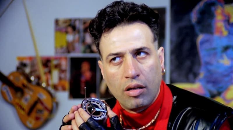 <p>Bugüne kadar birçok ödüle değer görülen Sunal, 'Kapıcılar Kralı' filmiyle 1977 Antalya Film Festivali'nde 'En İyi Erkek Oyuncu Ödülü'nü aldı. Sanatçı ayrıca 1989'da 'Düttürü Dünya' filmindeki rolüyle Ankara Film Festivali'nde 'En İyi Erkek Oyuncu' ödülünü alırken, 1998'de de Antalya Film Festivali'nde 'Yaşam Boyu Onur Ödülü'ne layık görüldü.</p>