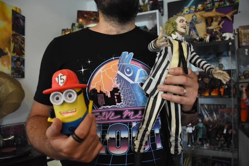 <p>'Benim i�in g�zel bir hobi, iyi bir u�ra� oluyor. Bunlarla u�ra�mak kafam� da��t�yor, insan� �ok daha farkl� yerlere g�t�r�yor. Koleksiyonun y�zde 90'� korku karakterleri. Klasik film karakterleri ve b�stleri bulunuyor. Chucky, Freddy, Leatherface, Pinhead, Beterb�cek, Hellboy, Palya�o Pennywise, Batman Joker, Minion, Scooby-Doo ve Ninja Kaplumba�alar gibi y�zlerce orijinal karakter fig�rleri var. Bu fig�rleri daha �ok sosyal medyadan, kermeslerden ve pazarlardan ediniyorum. Bu fig�rler son y�llarda �ok ra�bet g�rmeye ba�lad�.'</p>