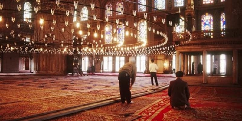 <p>10. Namaz kılınınca artık yeryüzüne dağılın ve Allah'ın lütfundan isteyin. Allah'ı çok zikredin; umulur ki kurtuluşa erersiniz.</p><p><br></p>