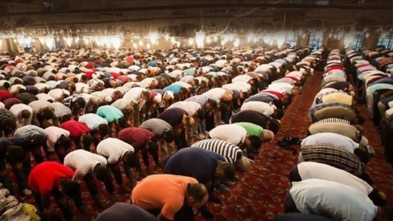 <p>9.Yâ eyyuhâllezîne âmenû izâ nûdiye lis salâti min yevmil cumuati fes’av ilâ zikrillâhi ve zerûl bey’a, zâlikum hayrun lekum in kuntum ta’lemûn(ta’lemûne).</p>