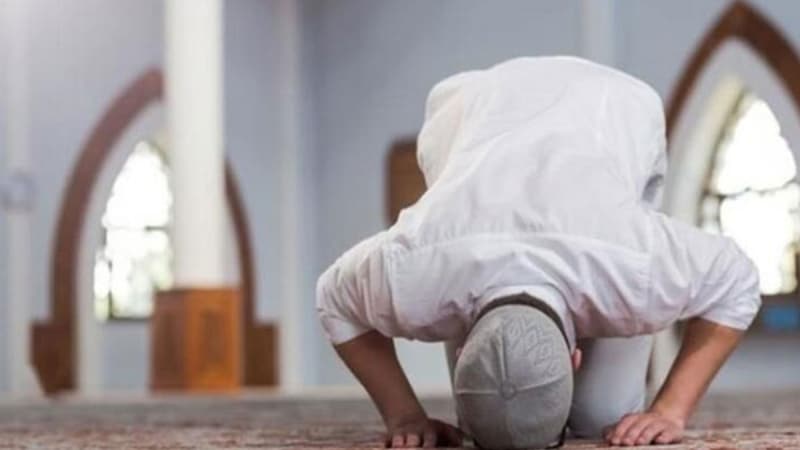 <p>10.Fe izâ kudiyetıs salâtu fenteşirû fîl ardı vebtegû min fadlillâhi vezkurûllâhe kesîran leallekum tuflihûn(tuflihûne).</p><p><br></p>