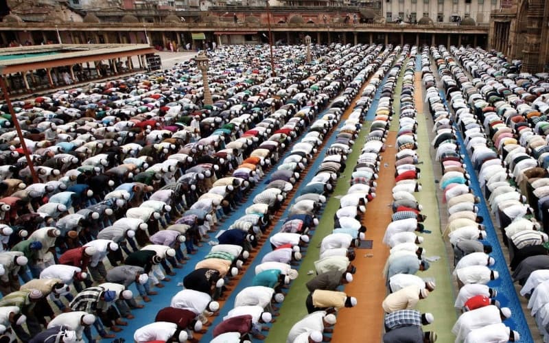 <p><b>CUMA SURESİ SON 3 AYET (CUMA SURESİ 9 10 11. AYETİ)</b></p><p>9. Ey iman edenler! Cuma günü namaza çağırıldığı (ezan okunduğu) zaman, hemen Allah'ı anmaya koşun ve alış verişi bırakın. Eğer bilmiş olsanız, elbette bu, sizin için daha hayırlıdır.</p><p><br></p>