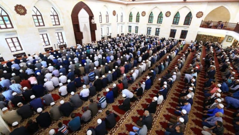 <p>11. Onlar bir ticaret ve eğlence gördükleri zaman hemen dağılıp ona giderler ve seni ayakta bırakırlar. De ki: Allah'ın yanında bulunan, eğlenceden ve ticaretten daha yararlıdır. Allah, rızık verenlerin en hayırlısıdır.</p>