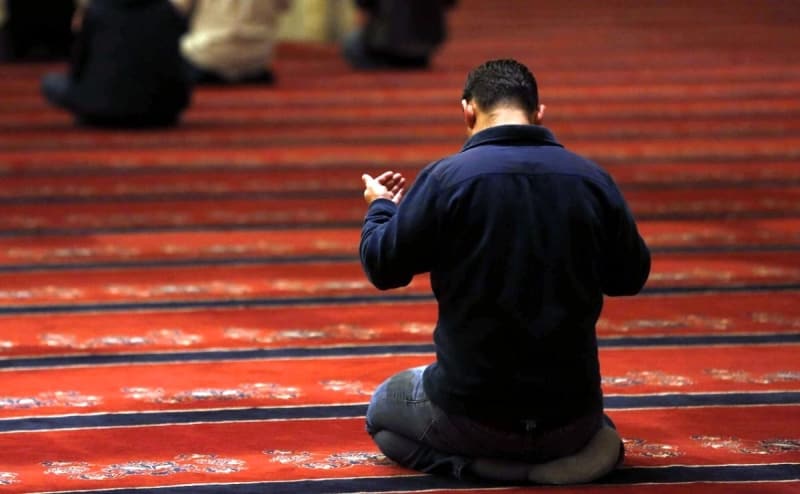 <p>3. (Peygamberi) müminlerden henüz kendilerine katılmamış bulunan diğer insanlara da göndermiştir. O, azîzdir, hakîmdir.</p>