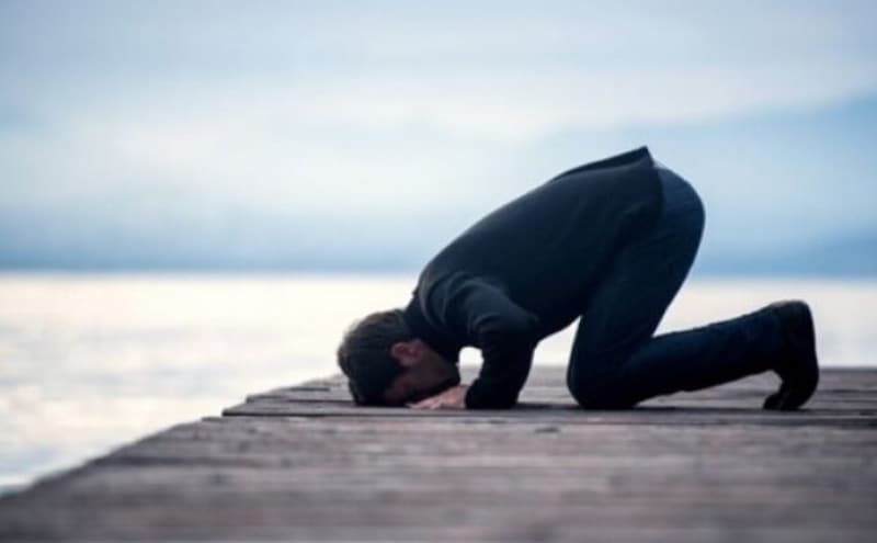 <p>9. Ey iman edenler! Cuma günü namaza çağırıldığı (ezan okunduğu) zaman, hemen Allah'ı anmaya koşun ve alış verişi bırakın. Eğer bilmiş olsanız, elbette bu, sizin için daha hayırlıdır.</p>