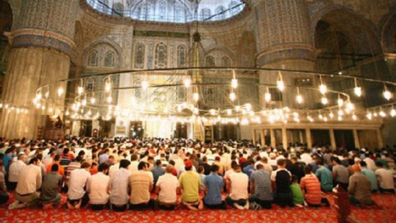 <p><b>CUMA SURESİ MEALİ</b></p><p><b><br></b></p><p>1. Göklerde ve yerde olanların hepsi, mülkün sahibi, eksiklikten münezzeh, azîz ve hakîm olan Allah'ı tesbih eder.</p>