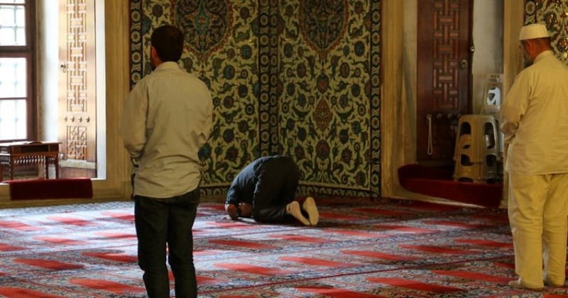 <p>5. Tevrat'la yükümlü tutulup da onunla amel etmeyenlerin durumu, ciltlerce kitap taşıyan merkebin durumu gibidir. Allah'ın âyetlerini yalanlamış olan kavmin durumu ne kötüdür! Allah, zalimler topluluğunu doğru yola iletmez.</p><p><br></p>