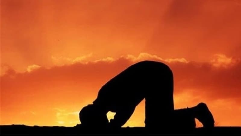 <p>11. Onlar bir ticaret ve eğlence gördükleri zaman hemen dağılıp ona giderler ve seni ayakta bırakırlar. De ki: Allah'ın yanında bulunan, eğlenceden ve ticaretten daha yararlıdır. Allah, rızık verenlerin en hayırlısıdır.</p>