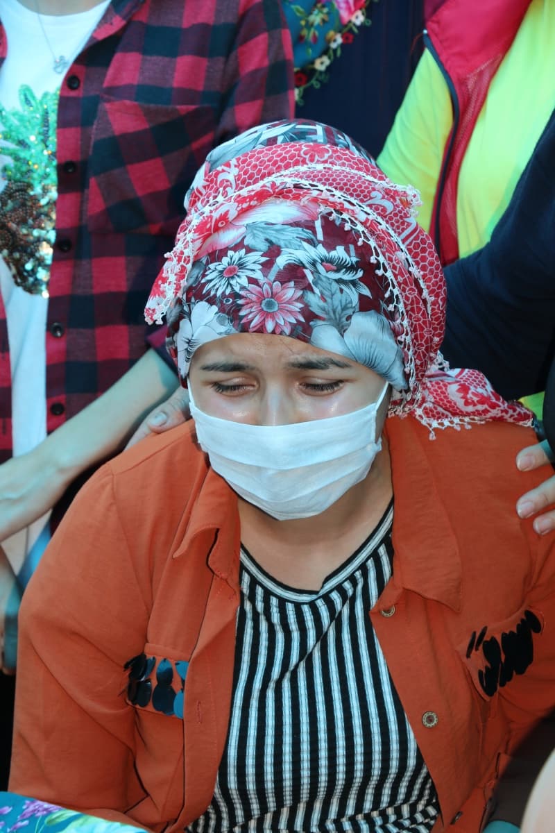 <p>Öte yandan İkranur'un annesinin kızının arandığı günlerde gazetecilere verdiği röportajda rahat tavırları dikkat çekti. Müge Anlı'dayken sorulan sorulara 'Ben jandarmaya söyleyeceğimi söyledim' diyen Nazlı Tirsi, Müge Anlı'da evden kaçtığı iddialarına da 'evet 1 kere kaçtım' şeklinde cevap vermişti. Fazcebook üzerinden tanıştığı birine kaçtığı öğrenilen Nazlı Tirsi'nin eşiyle birkaç kez kaçtıktan sonra yeniden bir araya geldiği öğrenildi. </p>