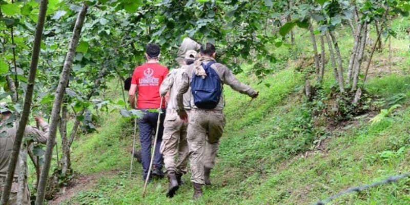 <p>'Müge Anlı ile Tatlı Sert' programına katılan İkranur'un babası Serdar Tırsi de kızının öldürüldüğünü savundu.Giresun'un Bulancak ilçesinde 6 gün önce kaybolan ve 30 Haziran'da cansız bedeni evine 7 km mesafede dere içinde bulunan 7 yaşındaki İkranur Tirsi'nin ilk otopsi raporuna göre derede boğularak öldüğü belirlendi.</p>