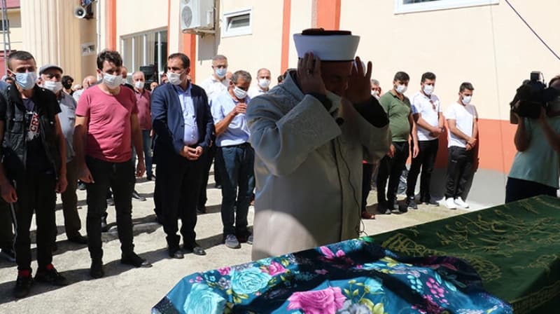 <p>İkra Nur Tirsi'nin babası flaş bir iddiada bulundu. Acılı baba; 'Bir yanlış yapıldı, İkranur bunu gördü ve öldürüldü. Konuşacağı için öldürülmüş olabilir' diyerek kızının cinayete kurban gittiğini öne sürdü.</p>