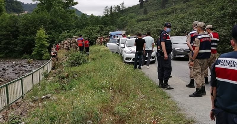 <p>Jandarma ekipleri, kızın kaybolduğu yer ile bulunduğu yer arasında muhtemel patika yol güzergahlarını drone destekli tarıyor, delil arıyor. İkranur'un babası Serdar Tirsi de kendisini arayan İçişleri Bakanı Süleyman Soylu'nu işin peşinde olduklarını söylediğini belirterek, 'Devletimiz yanımızda, bizi yalnız bırakmadılar' dedi.</p>