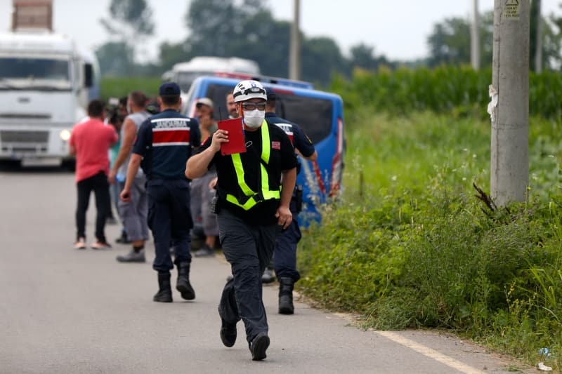<p><b>HENDEK BELEDİYE BAŞKANI’NDAN İLK AÇIKLAMA</b></p><p><b><br></b></p><p>Hendek Belediye Başkanı Turgut Babaoğlu, “150-200 civarında çalışanı olduğu söyleniyor. Ambulans ve itfaiye dışında kimseyi almıyorlar. Net bir bilgim yok. 3-4 yıl önce de patlama yaşandı. Aynı fabrikada oldu. Ölen olmamıştı. Patlamalar hâlâ sürüyor. Olay yerine 300 metre mesafedeyim. İlk baştaki kadar güçlü olmasa da patlamalar sürüyor. Tüm ekipler şu an burada. Hendek ilçesine 16 kilometre mesafede bir tesis” ifadelerini kullandı.</p>