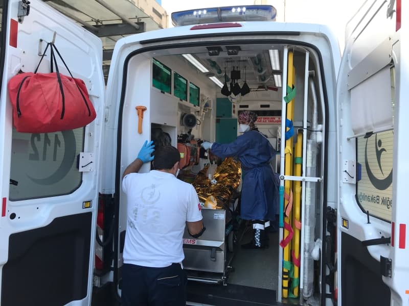 <p>Patlamanın neden olduğu sarsıntı nedeniyle sosyal medyadaki bazı kullanıcılar deprem olduğunu iddia etti. Bölgede bulunan vatandaşlar patlamanın etkisini Twitter üzerinden paylaşırken Sakarya'daki patlamadan ilk görüntüler de geldi. İşte deprem sanılan Hendek'teki patlamanın detayları...</p><p><br></p>