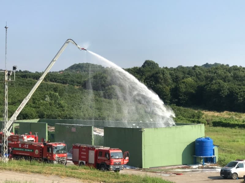 <p>Buraya yaklaşık 30 kilometre ilerden de duyuldu bu patlamalar. Yakın çevredeki evlerin camlarına varıncaya kadar patlama oldu. Yüksek basınçlı bir patlamaydı. Ben 15 kilometre öteden net bir şekilde, şiddetli bir şekilde duyduk.'</p><p><br></p>