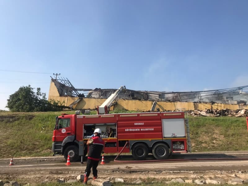 <p>Hendek Belediye Başkanı Turgut Babaoğlu şu bilgileri aktardı:</p><p>'Tabi burası sevindirici bir yanı var. Şehrin çok uzağında, yerleşim yerlerine uzak bir yerde. Halkımıza zarar verebilecek bir durumda değil. Burada tam yetkili kimseye ulaşamadık. İtfaiye ve ambulansların dışında kimsenin içeriye girmesine izin verilmiyor. 150'ye yakın çalışanın olduğu, içerideki insanların durumuyla ilgili net bir bilgimiz yok. Can kaybı olmadığı bilgisini aldık, ama net bilgiyi yetkililer verebilirler.</p>