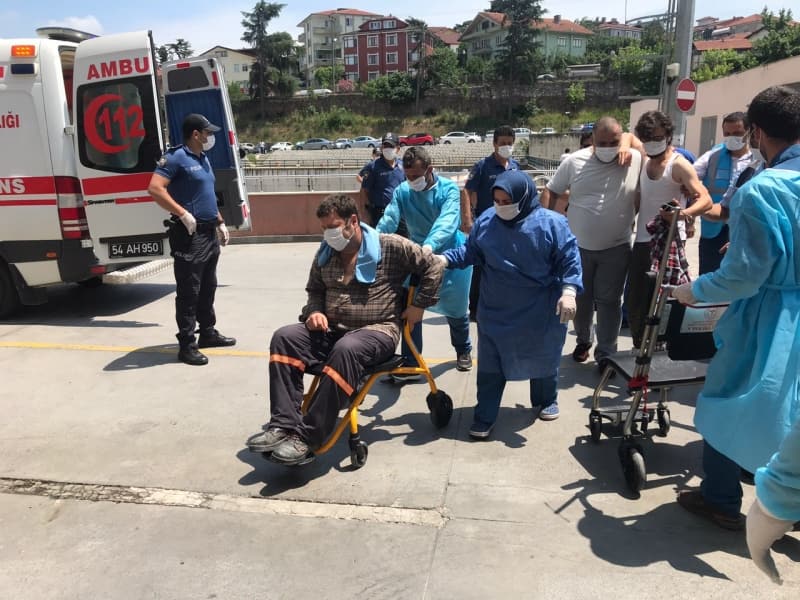 <p>Sağlık Bakanı Koca Fahrettin Koca Sakarya'daki patlama ile ilgili yaptığı açıklamada, '85 ambulans, 2 helikopter ambulans, 11 UMKE ekibi olay yerinde. 2 can kaybımız, 73 yaralımız var.' dedi.</p><p><br></p>