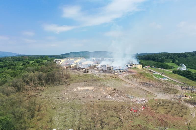 <p><b>3 BAKAN OLAY YERİNE GİTTİ</b></p><p><b><br></b></p><p>Cumhurbaşkanı Recep Tayyip Erdoğan'ın talimatıyla İçişleri Bakanı Süleyman Soylu, Sağlık Bakanı Fahrettin Koca, Aile, Çalışma ve Sosyal Hizmetler Bakanı Zehra Zümrüt Selçuk, Sakarya'da havai fişek fabrikasında patlama meydana gelen bölgeye gitti.</p>