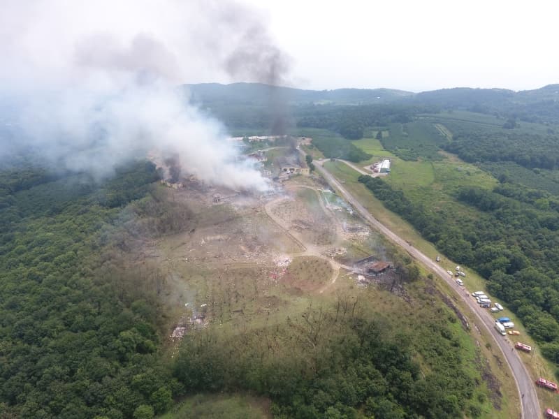 <p>Yukarıçalıca mevkisindeki fabrikada meydana gelen patlamanın ardından Adapazarı'ndaki Sakarya Üniversitesi Eğitim Araştırma Hastanesine 1'i ağır 29 yaralı sevk edildi.</p><p><br></p>