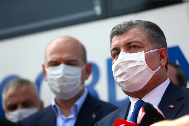 <p>Yaralıların yakınları hastane önünde yoğunluk oluştururken, başhekimlik tarafından bilgilendirme alanı oluşturuldu.</p>