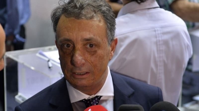 <p>En büyük destekçiniz taraftar ve sponsorlar. Ancak taraftar maça gelemiyor, bilet satamıyorsunuz. Buradan yüzde 25-30 kayıp var. Bunun dışında sponsorların da ekonomik kayıpları oldu ve onlar da 'Pardon, bu kadar veremiyoruz, çıkıyoruz' demeye başladı. Bunları alt alta koyduğunuz zaman, ben kendi camiam adına konuşuyorum ama bütün camialar sıkıntıya girdi. Herkes şu anda oyalamaya geçti. İçinde bulunduğu sıkıntıyı açıklamıyor. Herkes, 'Önce başkaları çıkıp zor durumda kaldığını açıklasın da biz sonra açıklarız' demeye başladı. Herkes sadece oyalıyor. Böyle bir tarz ve tavır var.</p>