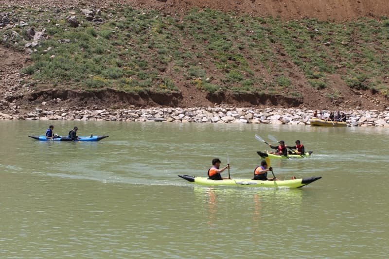 <p>Yürütülen çalışmaları inceleyen Akbıyık, rafting takımı sporcuları ve kano yapan gençlerle bir süre sohbet etti.</p>