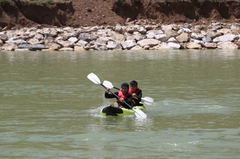 <p>Daha sonra kano yapan Akbıyık, AA muhabirine yaptığı açıklamada, Hakkari'nin hem kış hem de yaz sporlarına elverişli bir bölge olduğunu belirtti.</p>