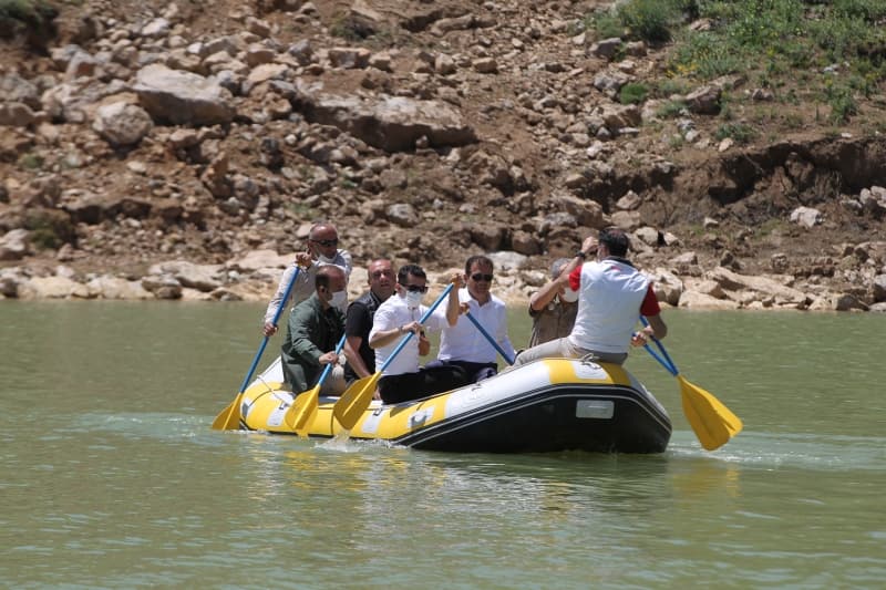 <p>Diğer 6 ayda ise vatandaşlarımızın gelip temiz hava alabilecekleri, yürüyüş, piknik yapabilecekleri ve eğlenebilecekleri gölet yaptırdık. Çocuklarımız gölette kano yapıyor. Özellikle rafting eğitiminin başlangıcını burada yapacağız. Sporcularımız için, dışarıdan gelecek sporcular için, uluslararası müsabakalar için 5 yıldızlı 120 yataklı bir konaklama tesisinin ihalesini yaptık. </p>