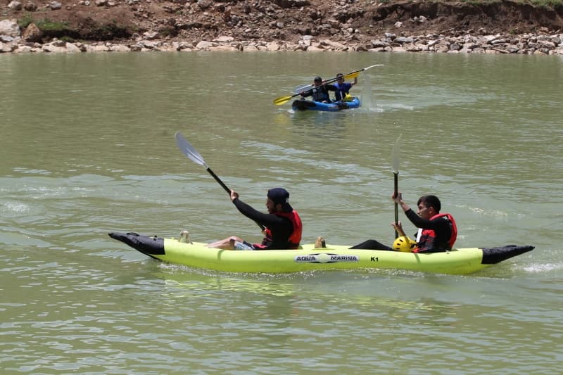 <p>'Kayak merkezi sadece Hakkari'nin değil İran, Irak, Van ve bütün bölgenin cazibe merkezi olacak. Burada geçen yıl pist uzunluğunu 3 bin 500 metreye çıkardık. Ayrıca telesiyej sistemi kurduk. Vatandaşlarımız burada 6 ay boyunca kayak yapabiliy</p>