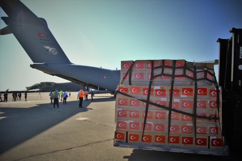 <p>Büyükelçi Özoral da Türkiye'nin, salgının ortaya çıkmasından bu yana 100'e yakın ülkeye tıbbi malzeme yardımında bulunduğunu hatırlattı.</p>