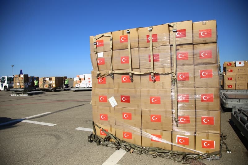 <p>Kardeş olan Azerbaycan ve Türkiye'nin iyi ve kötü günde bir arada olduğunu vurgulayan Özoral, 'Birbirimizle dayanışma içerisindeyiz. Bugüne kadar Azerbaycan, Türkiye'den gelen kamyonların Orta Asya'ya geçmesi için her türlü gayreti gösterdi. İki ülke arasındaki ticaretin devamı için her türlü yardımı gösterdi. Biz de Türkiye olarak Azerbaycan'ın dünya ile bağlantısının devamı için aynı gayreti gösteriyoruz. Kovid-19'la mücadelede de en ileri seviyede iş birliğini sürdürüyoruz.' dedi.</p>