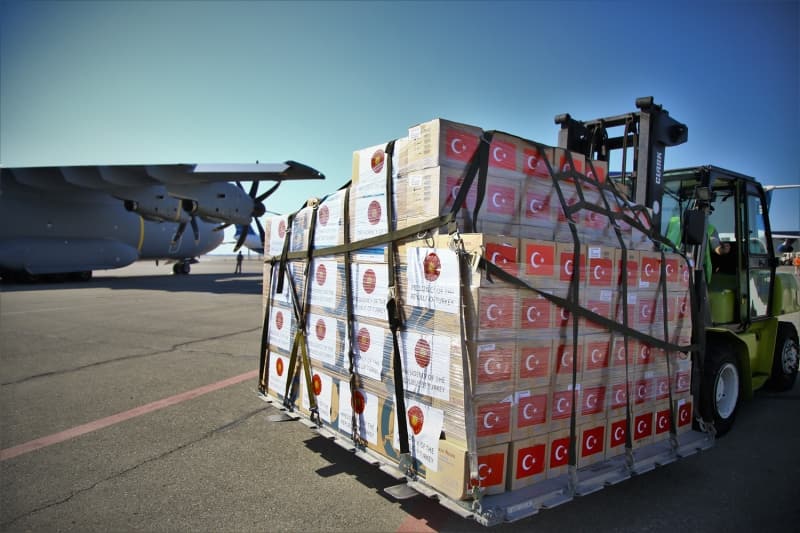 <p>Azerbaycan'a gönderilen yardım malzemesi arasında 30 ventilatör, 55 bin tulum, 50 bin N95 maske, 100 bin cerrahi maske, 5 bin gözlük, 200 bin eldiven ve 40 bin kutu çeşitli ilaç yer aldı.</p>