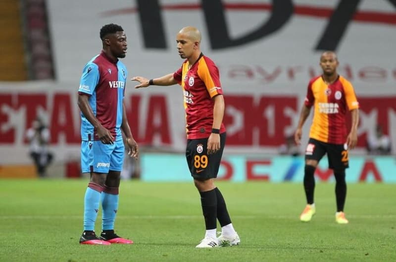 <p><b>DLMEN: PROFESYONELLE AYKIRI </b></p><p>Rdvan Dilmen pozisyonla ilgili 'Feghouli'nin yapt hareket profesyonelliine yakmad. Can acd ama yapmamas lazm'</p>